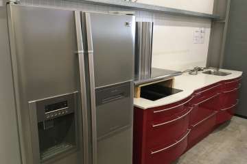 Rode hoogglans keuken met amerikaanse koelkast !!