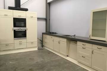 Rechte keuken met kastenwand !!