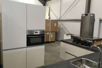 Ruime keuken met 2 hoge kasten !!
