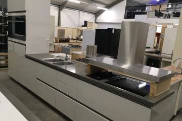 Rechte hoogglans keuken met dressoir !!