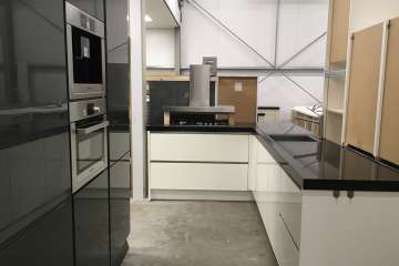 Hoogglans hoekkeuken met kastenwand !!
