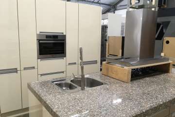 Keuken met kookeiland en kastenwand !!