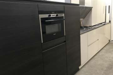 Rechte hoogglans keuken met kastenwand !!