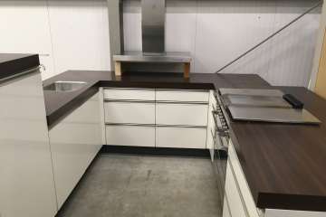 U keuken met fornuis !!