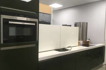 Rechte hoogglans groene keuken !!