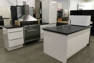 Witte hoogglans keuken met spoeleiland !!