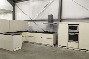 Ruime keuken met kastenwand !!