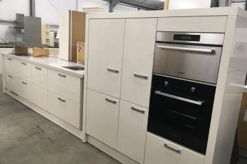 Rechte Bruynzeel keuken met kastenwand !!