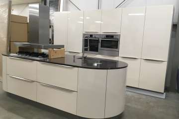 Brugman keuken met kookeiland en kastenwand !!