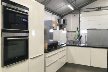Hoogglans hoekkeuken met kastenwand !!