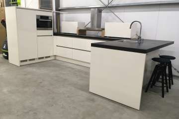 Ruime keuken met barkrukken !!
