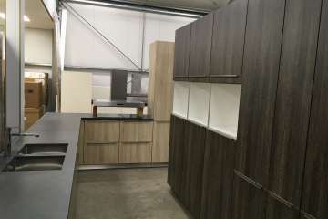 Ruime Bribus hoekkeuken met kastenwand !!