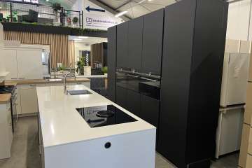 Ruim kookeiland met kastenwand en veel apparatuur !!