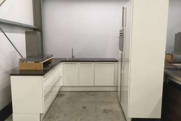 Witte hoekkeuken met kastenwand !!