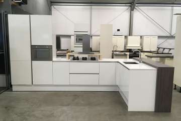 Witte keuken met schiereiland !!