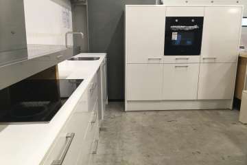 Rechte keuken met kastenwand !!