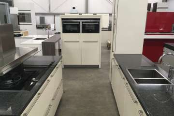 Rechte keuken met kookeiland en kastenwand !!