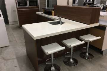 Keuken met schiereiland, barkrukken en een kastenwand !!
