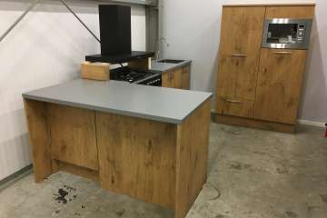 Keuken met fornuis en kastenwand !!