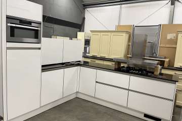 Hoogglans witte Brugman hoekkeuken !!