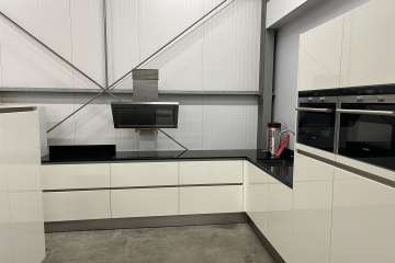 Hoogglans hoekkeuken met kastenwand en Quooker !!