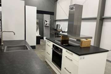 Witte rechte keuken met kookeiland !!
