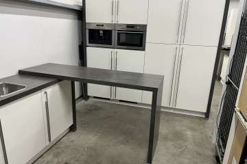 Ruime keuken met bar en kastenwand !!