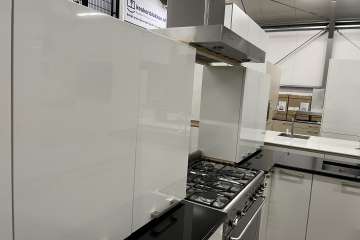 Hoogglans witte hoekkeuken met fornuis !!