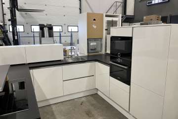 Ruime moderne witte keuken !!