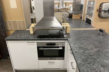 Witte hoekkeuken met extra diep werkblad !!