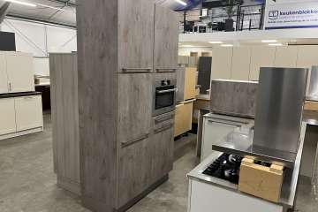 Hoekkeuken met kastenwand !!