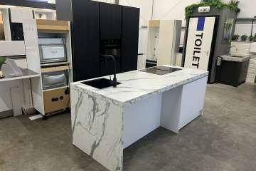 Modern kookeiland met kastenwand !!
