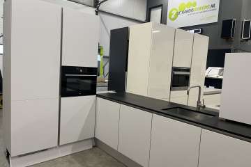 Ruime greeplose keuken !!