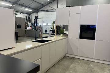 Ruime moderne keuken greeploos !!