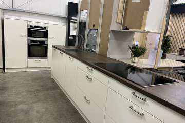 Rechte keuken met kastenwand !!
