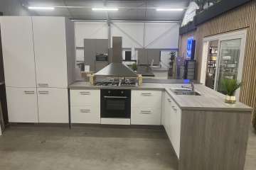 Keuken met schiereiland en kastenwand !!