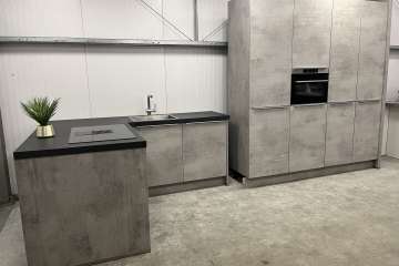 Nolte keuken met schiereiland en kastenwand !!