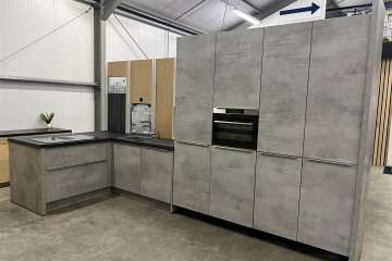 Nolte keuken met schiereiland en kastenwand !!