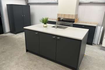 Keuken met kookeiland, fornuis en kastenwand !!