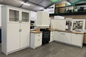 Hoekkeuken magnolia met fornuis en kastenwand !!