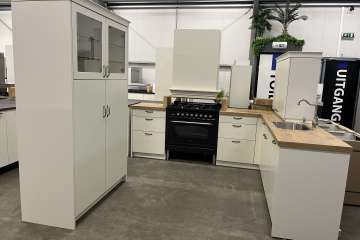 Hoekkeuken magnolia met fornuis en kastenwand !!