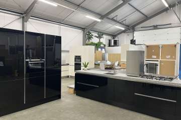 Zwarte keuken met kastenwand !!