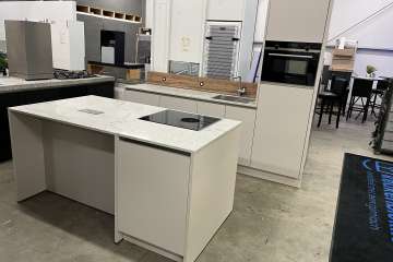 Rechte Keller keuken met kookeiland !!