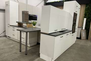 Witte ruime keuken in 2 delen !!