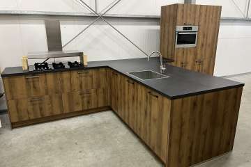 Moderne Brugman Keuken met Schiereiland en Inbouwapparatuur !!