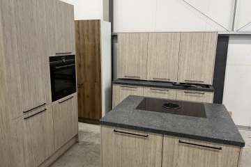 Keuken met kookeiland en kastenwand !!
